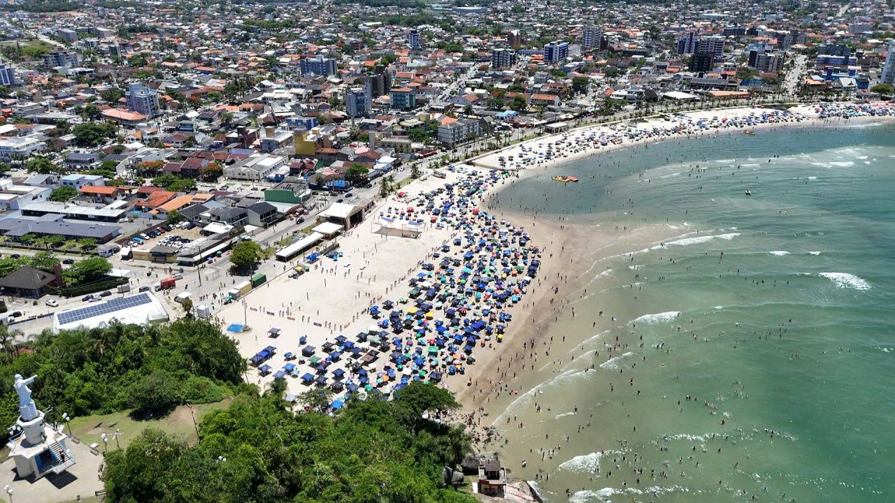 Prefeitura de Guaratuba antecipa primeira parcela do 13º e injeta mais de R$ 5,5 milhões na economia