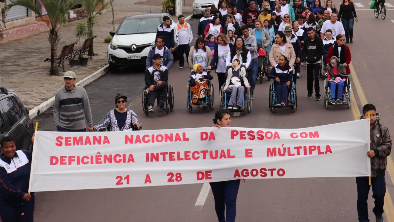 Caminhada marca abertura da Semana da Pessoa com Deficiência em Guaratuba